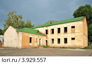 Полуразрушенный кирпичный дом (2012 год). Стоковое фото, фотограф Ольга Забрускова / Фотобанк Лори
