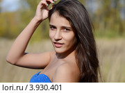 Портрет красивой молодой брюнетки на открытом воздухе. Стоковое фото, фотограф Воронин Владимир Сергеевич / Фотобанк Лори