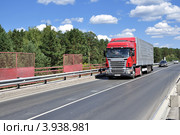 Груженная фура Scania R420 на федеральной трассе Тюмень-Омск (2012 год). Редакционное фото, фотограф Александр Тараканов / Фотобанк Лори
