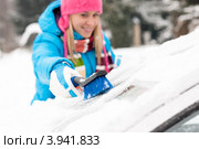 Девушка очищает автомобиль от снега. Стоковое фото, фотограф CandyBox Images / Фотобанк Лори