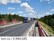 Груженные фуры Volvo и Scania R420 на федеральной трассе Тюмень-Омск (2012 год). Редакционное фото, фотограф Александр Тараканов / Фотобанк Лори
