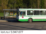 Москва.Район Новокосино. Автобус на остановке (2012 год). Редакционное фото, фотограф Абрамов Роман Николаевич / Фотобанк Лори