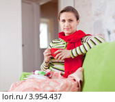 Девушка с простудой сидит дома, укутавшись пледом, и пьет горячий чай. Стоковое фото, фотограф Яков Филимонов / Фотобанк Лори