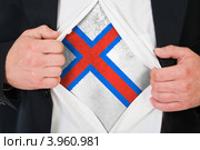 Мужчина расстегивает рубашку, под которой на груди нарисован флаг Фарерских островов. Стоковое фото, фотограф Александр Макаров / Фотобанк Лори