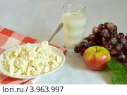 Фрукты и молочные продукты. Стоковое фото, фотограф Julia Ovchinnikova / Фотобанк Лори