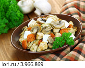 Жаркое из курицы с грибами с добавлением сыра фета. Стоковое фото, фотограф Надежда Мишкова / Фотобанк Лори