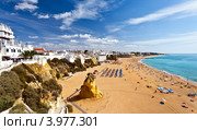 Албуфейра (Albufeira) - вид на старый город и бескрайние песчаные пляжи. Алгарве. Португалия (2012 год). Стоковое фото, фотограф Виктория Катьянова / Фотобанк Лори