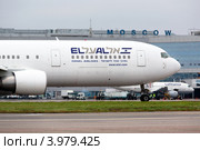 Самолет Boeing 767-306 авиакомпании El Al Израиля готовится к взлету в аэропорту Домодедово города Москвы (2012 год). Редакционное фото, фотограф Николай Винокуров / Фотобанк Лори