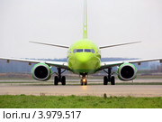 Самолет Airbus A319 авиакомпании S7 Airlines на взлетной полосе аэропорта Домодедово совершает посадку (2012 год). Редакционное фото, фотограф Николай Винокуров / Фотобанк Лори