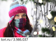 Красивая голубоглазая брюнетка закутала нижнюю часть лица вязаным шарфом. Стоковое фото, фотограф Иван Михайлов / Фотобанк Лори