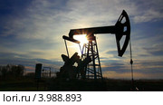 Нефтяная качалка работает на фоне заката. Стоковое видео, видеограф Михаил Коханчиков / Фотобанк Лори