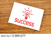Белый лист со словом success на деревянном столе. Стоковое фото, фотограф Виталий Китайко / Фотобанк Лори