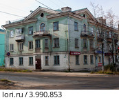 Типичный дом послевоенной постройки в городе Кушва (2012 год). Редакционное фото, фотограф Евгений Ткачёв / Фотобанк Лори