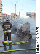 Пожарный возле искореженного после пожара автомобиля (2012 год). Редакционное фото, фотограф Кекяляйнен Андрей / Фотобанк Лори