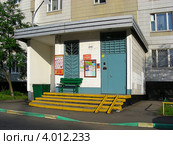 Подъезд жилого дома на Новокосинской улице, район  Новокосино, Москва (2012 год). Редакционное фото, фотограф lana1501 / Фотобанк Лори