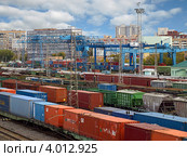 Козловые подъёмные краны и грузовые вагоны на Белорусской железной дороге. Москва (2012 год). Редакционное фото, фотограф Самойлова Екатерина / Фотобанк Лори