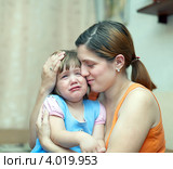 Мама успокаиваем маленькую плачущую дочку. Стоковое фото, фотограф Яков Филимонов / Фотобанк Лори