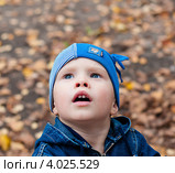 Маленький мальчик открыв рот задумчиво смотрит вверх на улице (2012 год). Редакционное фото, фотограф Игорь Низов / Фотобанк Лори