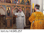 Во время службы в Храме Пресвятой Живоначальной Троицы. Подмосковье. Язвище (2012 год). Редакционное фото, фотограф Сергей Соболев / Фотобанк Лори