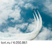 Звено самолетов выполняет фигуру высшего пилотажа в грозовом небе. Стоковое фото, фотограф Дмитрий Минин / Фотобанк Лори