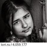 Девочка выглядывает из окна. Стоковое фото, фотограф Сергей Юрьев / Фотобанк Лори