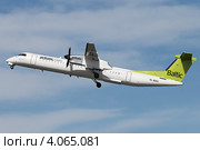 Пассажирский региональный самолет DHC-8 авиакомпании Air Baltic (2012 год). Редакционное фото, фотограф Александр Тарасенков / Фотобанк Лори
