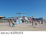 Международный авиационно-космический салон МАКС-2011. Люди смотрят образцы авиатехники. Редакционное фото, фотограф Игорь Долгов / Фотобанк Лори