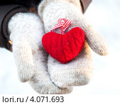 Вязаное новогоднее украшение в руках. Стоковое фото, фотограф Елена Поминова / Фотобанк Лори