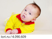 Малыш учится переворачиваться с живота на спину (2,5 месяца) Стоковое фото, фотограф ivolodina / Фотобанк Лори