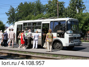 Маршрутное такси на остановке "Станция Варя" в Нижнем Новгороде (2012 год). Редакционное фото, фотограф Юрий Акимов / Фотобанк Лори