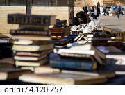 Одинокая фигура молящегося иудея на фоне религиозных книг около Стены Плача в Иерусалиме (2012 год). Редакционное фото, фотограф Николай Винокуров / Фотобанк Лори