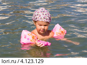 Девочка (3,6 года) в нарукавниках в воде (2012 год). Редакционное фото, фотограф Катерина Макарова / Фотобанк Лори
