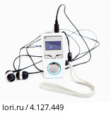 Портативный mp3 плеер с наушниками на белом фоне. Стоковое фото, фотограф Кекяляйнен Андрей / Фотобанк Лори