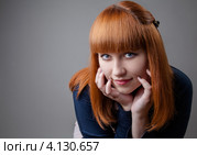Рыжеволосая девушка на сером фоне. Стоковое фото, фотограф Logunov Maxim / Фотобанк Лори