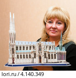 Задумчивая женщина блондинка с макетом дома с башнями в руках (2012 год). Редакционное фото, фотограф Игорь Низов / Фотобанк Лори