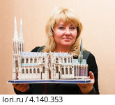Женщина блондинка с макетом дома с башнями в руках (2012 год). Редакционное фото, фотограф Игорь Низов / Фотобанк Лори