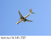 Пассажирский самолет в небе Анталии, Турция (2012 год). Редакционное фото, фотограф Олег Пчелов / Фотобанк Лори