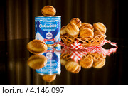 Печенья орешки с вареной сгущенкой (2012 год). Редакционное фото, фотограф Ольга Денисова / Фотобанк Лори