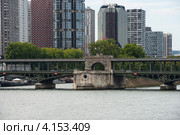 Двухуровневый мост Бир-Акейм (Pont de Bir-Hakeim) в Париже, построенный в 1949 году по проекту Г. Эйфеля (2012 год). Стоковое фото, фотограф Олег Тыщенко / Фотобанк Лори