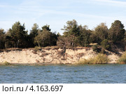 Вид на Куршскую косу со стороны Куршского залива. Вода размывает дюну (2012 год). Редакционное фото, фотограф Михаил Котов / Фотобанк Лори