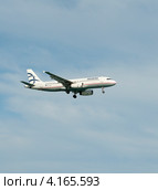 Самолет Airbus A320-232 компании Эгейские Авиалинии перед посадкой (2012 год). Редакционное фото, фотограф Виктор Карасев / Фотобанк Лори