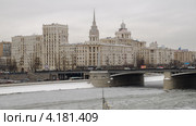 Виды Москвы. Вид на Пешеходный мост Богдана Хмельницкого и Гостиницу "Рэдиссон САС Славянская" зимой. (2013 год). Редакционное фото, фотограф Михаил Широков / Фотобанк Лори