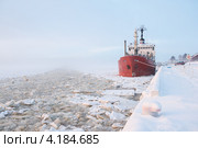 Теплоход у причала в Архангельске. Зима (2013 год). Стоковое фото, фотограф Марина Славина / Фотобанк Лори