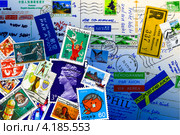 Коллаж на тему посткроссинга. Почтовые марки, конверты, штампы. Редакционная иллюстрация, иллюстратор Евгений Мухортов / Фотобанк Лори