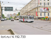 Трамвай на повороте (2010 год). Редакционное фото, фотограф Алёшина Оксана / Фотобанк Лори