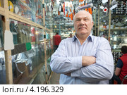 Менеджер в магазине автозапчастей. Стоковое фото, фотограф Яков Филимонов / Фотобанк Лори