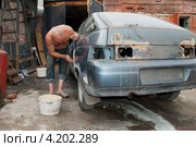 Кузовной ремонт автомобиля в гаражном автосервисе (2010 год). Редакционное фото, фотограф Виктор Карасев / Фотобанк Лори
