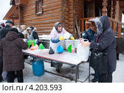 Прихожане наливают святую воду на крещение (2013 год). Редакционное фото, фотограф Володина Ольга / Фотобанк Лори