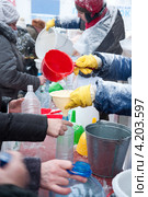Прихожане наливают святую воду на крещение (2013 год). Редакционное фото, фотограф Володина Ольга / Фотобанк Лори