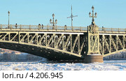 Опора Троицкого моста на реке Неве, Санкт-Петербург (2013 год). Стоковое видео, видеограф Кекяляйнен Андрей / Фотобанк Лори